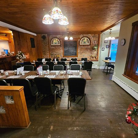 Auberge Les Deux Tours Saguenay Exterior photo