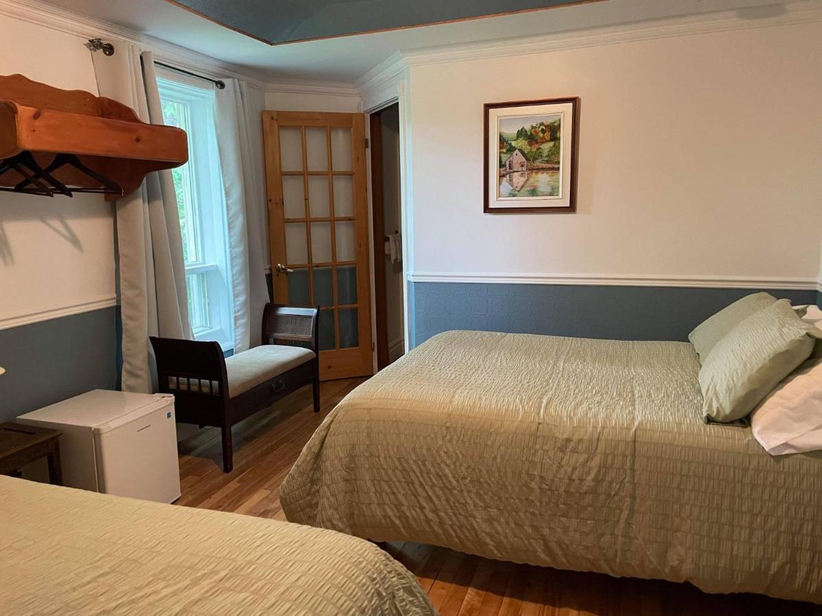 Auberge Les Deux Tours Saguenay Exterior photo