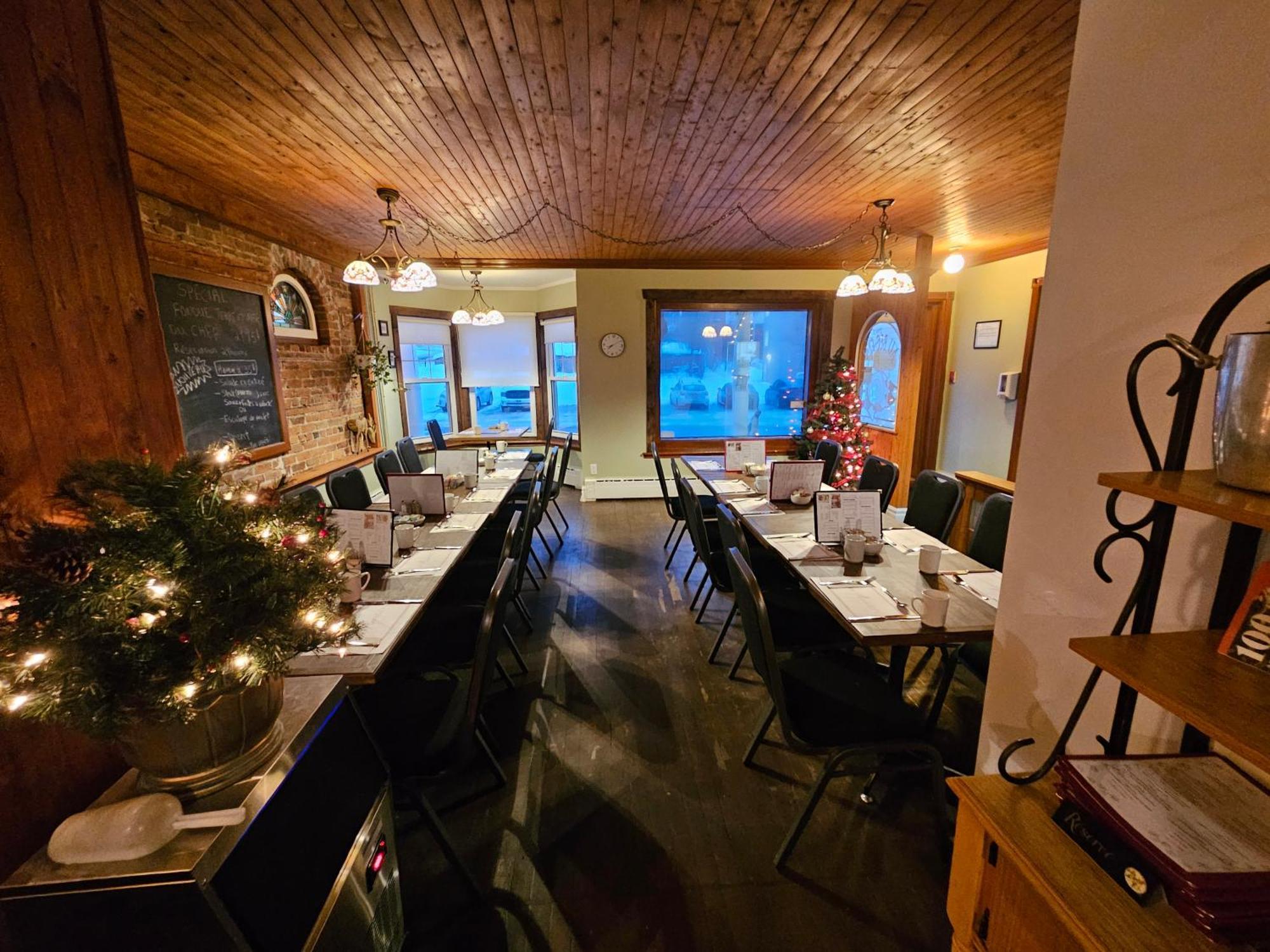 Auberge Les Deux Tours Saguenay Exterior photo