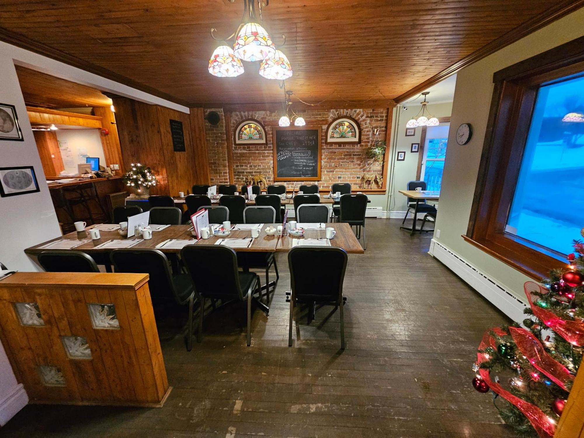 Auberge Les Deux Tours Saguenay Exterior photo